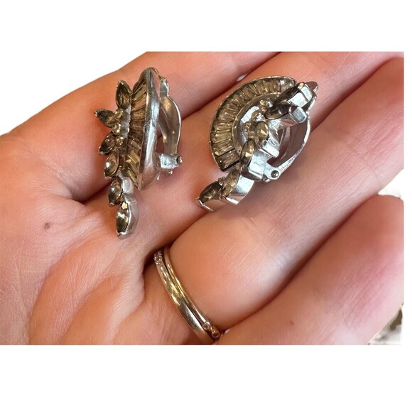 Jomaz Rhinestone Clip On Earrings Art Deco 1950s Vintage Jewelry - Picture 3 of 4